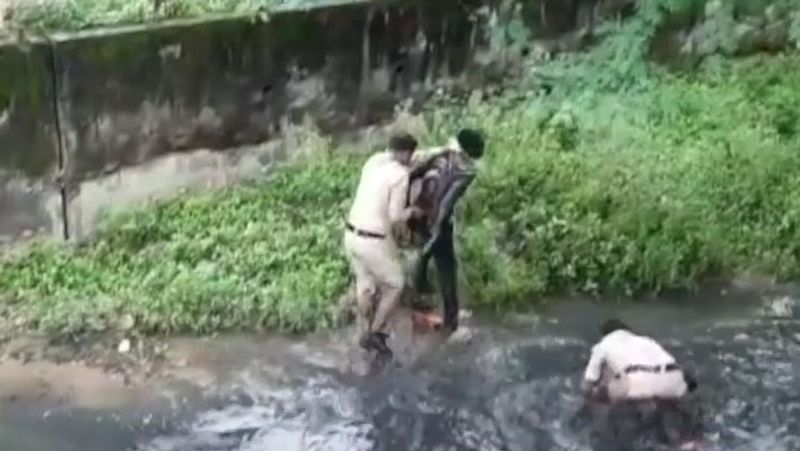 Madhya Pradesh Crime, Shocking pictures of fighting in the drain between rapist and police kpa
