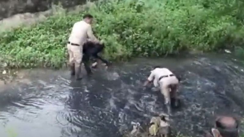 Madhya Pradesh Crime, Shocking pictures of fighting in the drain between rapist and police kpa