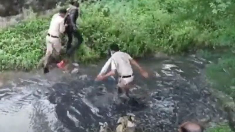 Madhya Pradesh Crime, Shocking pictures of fighting in the drain between rapist and police kpa