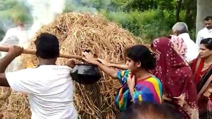Balaghat News, Daughters cremate mother funeral kpa Balaghat News, Daughters cremate mother funeral kpa