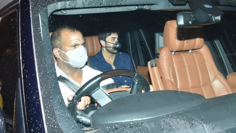saif ali khan with pregnant wife kareena kapoor spotted outside friend amrita arora house KPJ