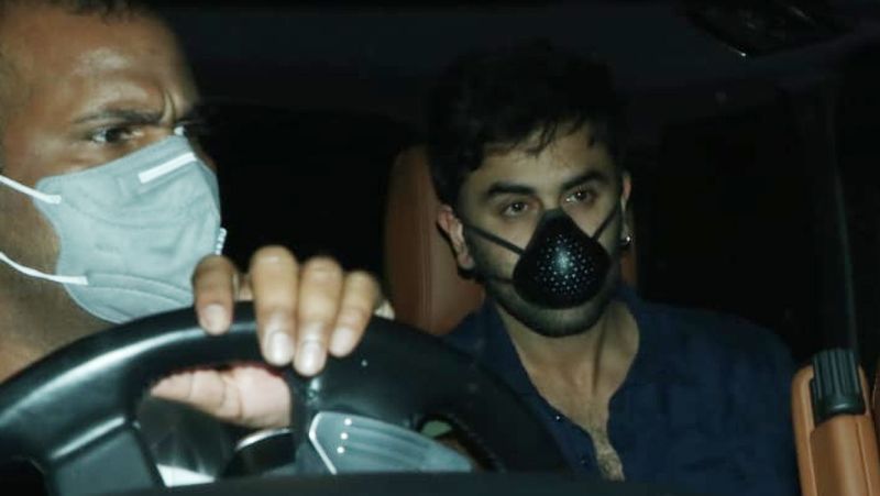 saif ali khan with pregnant wife kareena kapoor spotted outside friend amrita arora house KPJ