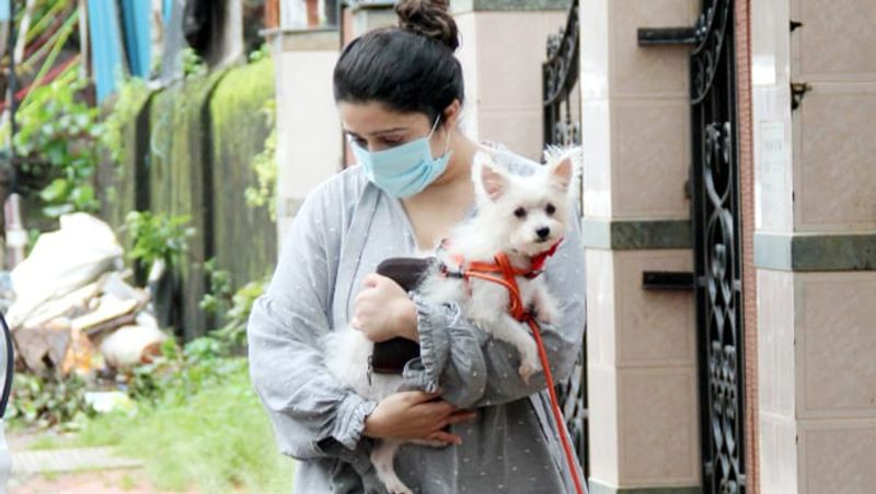 saif ali khan with pregnant wife kareena kapoor spotted outside friend amrita arora house KPJ
