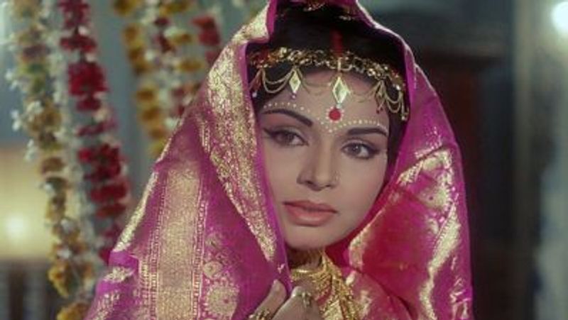 Raakhee and Gulzar love story but one condition and that night broke their marriage