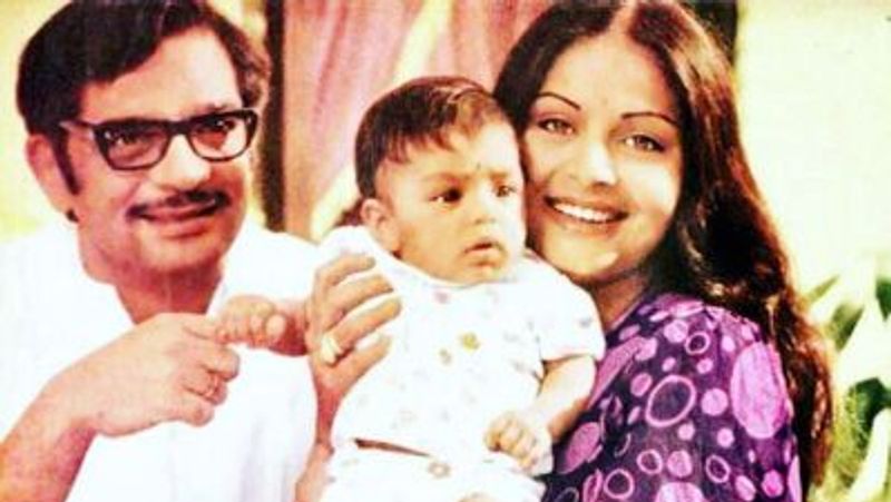 Raakhee and Gulzar love story but one condition and that night broke their marriage