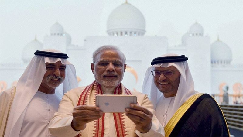 know which mobile phone and sim card pm modi uses dva