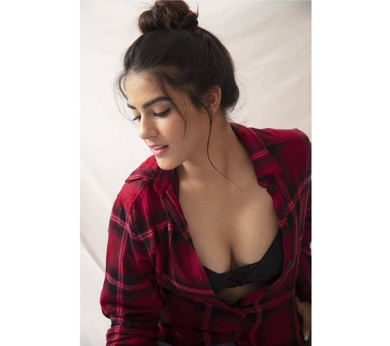 Tollywood Heorine Kavya Thapar Hot Photos