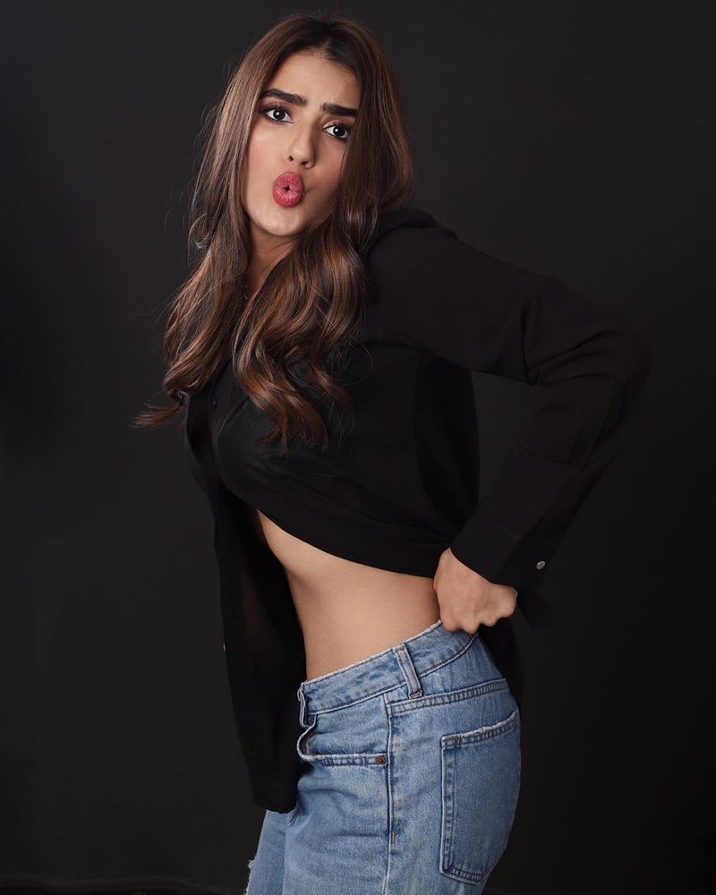 Tollywood Heorine Kavya Thapar Hot Photos