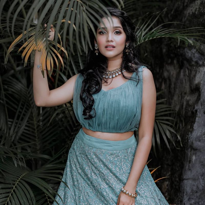 அந்த படத்தின் பிற்பாதியில் அஜித்தின் மகளாக தோன்றி, புன்னகையால் அனைவர் மனதையும் வெகுவாக கவர்ந்தார். 