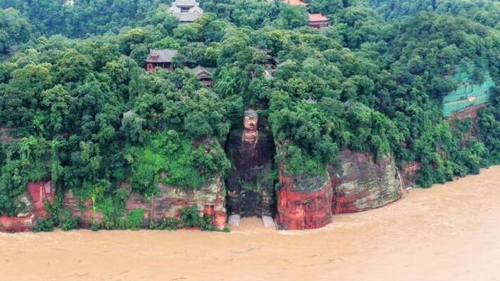 China floods touch the feet of Giant Buddha China floods touch the feet of Giant Buddha