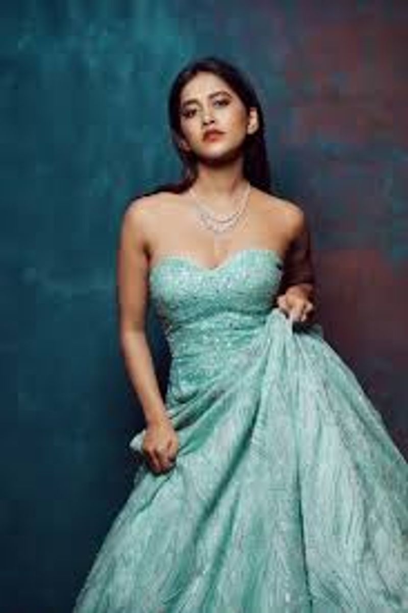 nabha natesh gives the green signal to have a romance with nitin in andhadhun