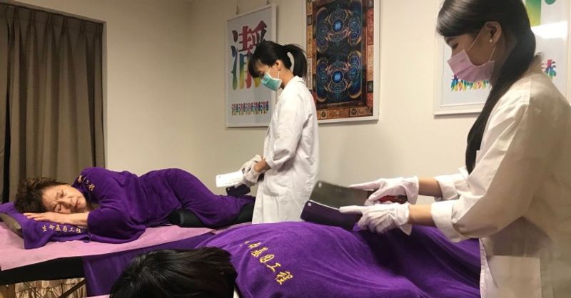 The Ancient Art of Knife Massage Dao Liao I-Jing Education Center നാല് പതിറ്റാണ്ടായി പരിശീലകരെ ഇത് പഠിപ്പിക്കുന്നു. അവര്ക്ക് തായ്വാനില് 36 ശാഖകളുണ്ട്, അതില് 15 എണ്ണം കഴിഞ്ഞ അഞ്ച് വര്ഷത്തിനുള്ളില് തുറന്നു. 