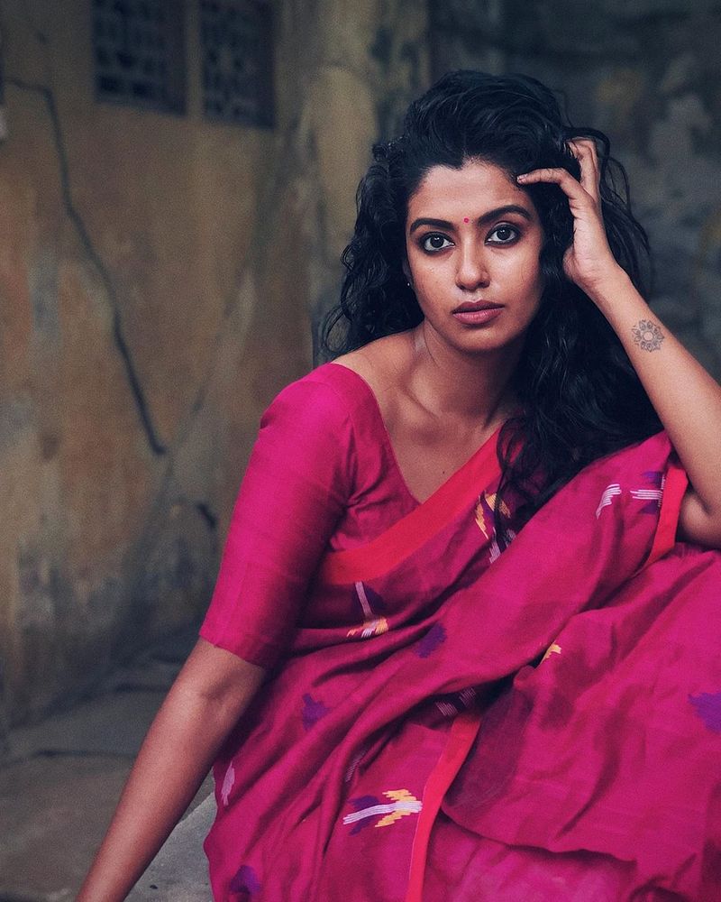 இந்த தொடரில் கண்ணம்மா கதாபாத்திரத்தில் நடித்து ரசிகர்களிடையே மிகவும் பிரபலமானவர் ரோஷினி. மாடல் அழகியான இவர் சின்னத்திரையில் காலடி எடுத்து வைத்து அதில் வெற்றியும் கண்டுவிட்டார். 