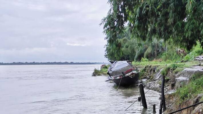 The river dam is breaking, the whole village may be submerged in Mahananda river bpsb The river dam is breaking, the whole village may be submerged in Mahananda river bpsb
