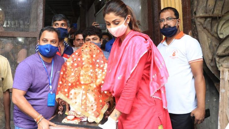 Shilpa Shetty and Neil Nitin Mukesh brings ganpati bappa to Their Home KPG