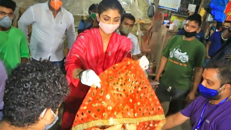 Shilpa Shetty and Neil Nitin Mukesh brings ganpati bappa to Their Home KPG