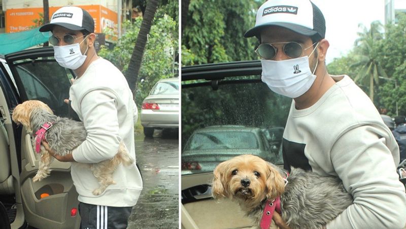 saif ali khan with pregnant wife kareena kapoor spotted outside friend amrita arora house KPJ