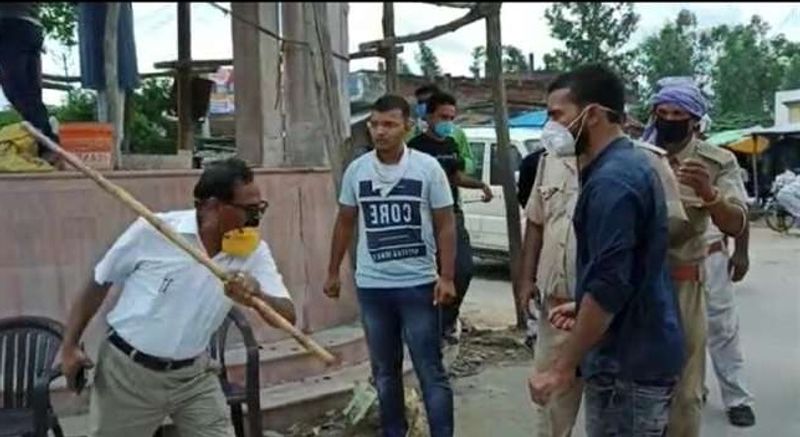 SDM rained sticks on those who did not follow social distancing in Ballia, CM Yogi came into action asa