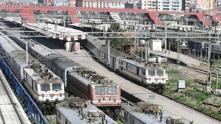 Passengers not getting SMS of cancelled trains waiting outside stations during Lockdown RTB Passengers not getting SMS of cancelled trains waiting outside stations during Lockdown RTB