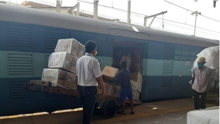 Mumbai Suspicious bag found at Dadar railway station triggers bomb scare Mumbai Suspicious bag found at Dadar railway station triggers bomb scare