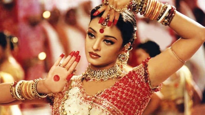 <p>এই গানের একটি দৃশ্যে তাঁকে ঐশ্বর্যের সঙ্গে দোলনায় বসতে হত। তিনি না বলতে পারেননি। কিন্তু ঘাম ঝড়েছিল তাঁর।</p>
