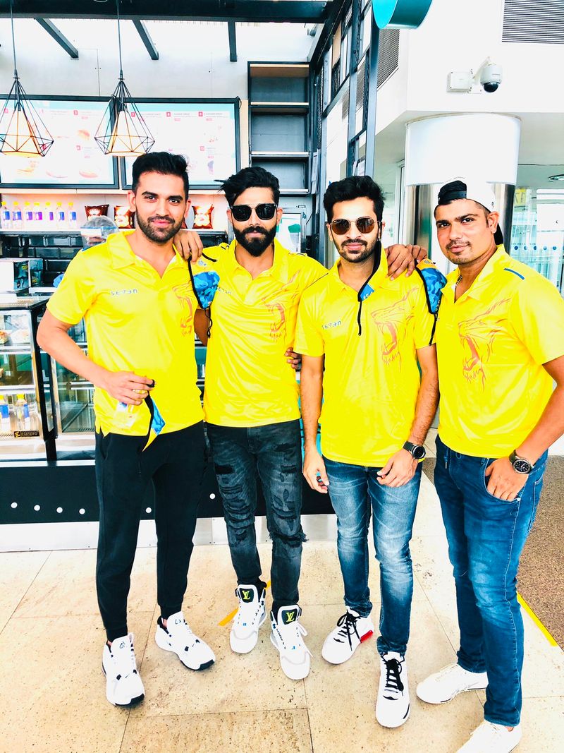 IPL 2020 Fans click MS Dhoni pictures Chennai airport CSK head to UAE apc