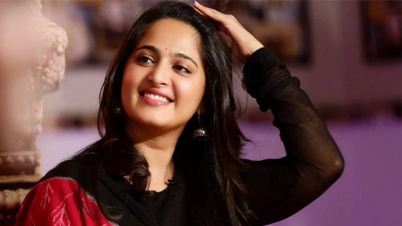 தென்னிந்திய திரையுலகில் டாப் ஹீரோயினாக இருந்தாலும் அனுஷ்காவும் படவாய்ப்பிற்காக படுக்கைக்கு அழைக்கும் தொல்லையை அனுபவித்துள்ளதாக மனம் திறந்து பேசியுள்ளார். ஹாலிவுட் டூ கோலிவுட் வரை நடிகைகள் ஓபனாக பேசிய மீடூ விவகாரம் குறித்து அனுஷ்கா பேசியுள்ளது பரபரப்பை ஏற்படுத்தியுள்ளது. 