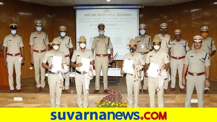 KSRP ADGP Alok Kumar honors cop who donated his plasma to covid19 patients KSRP ADGP Alok Kumar honors cop who donated his plasma to covid19 patients