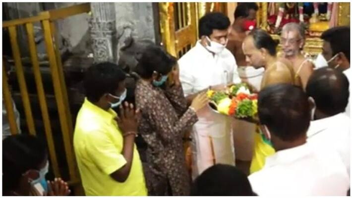 God darshan at the temple in violation of the ban ... AIADMK MP OP Ravindranath Kumar embroiled in controversy God darshan at the temple in violation of the ban ... AIADMK MP OP Ravindranath Kumar embroiled in controversy