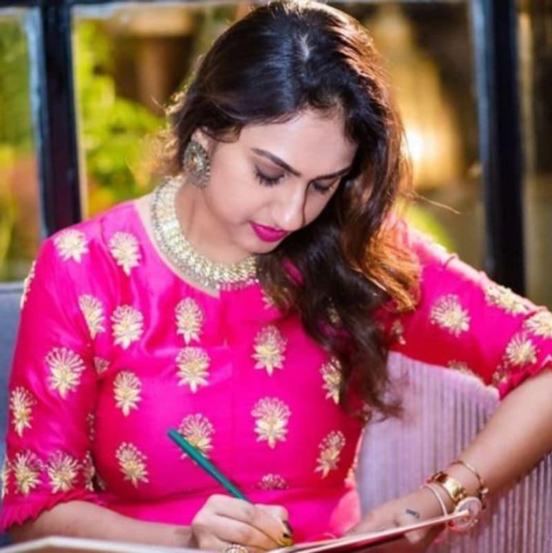 director hari wife pritha vijayakumar latest modern photos