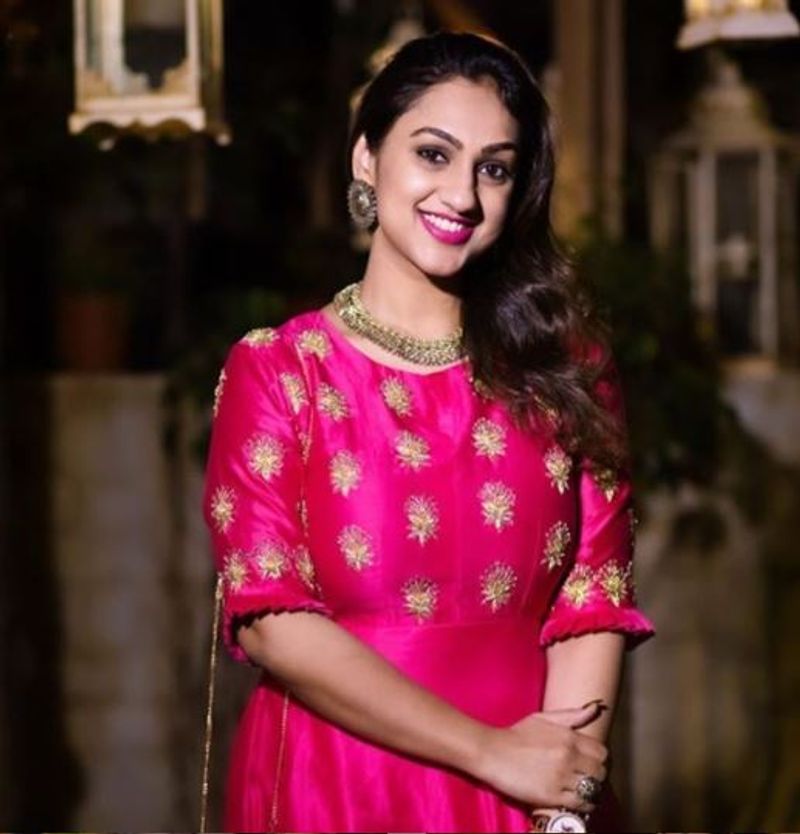 director hari wife pritha vijayakumar latest modern photos
