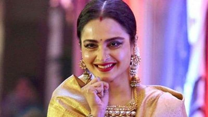 The daily also quoted as saying, "Both during and after the film, Rekha was heard praising it, especially Amitabh's performance." 