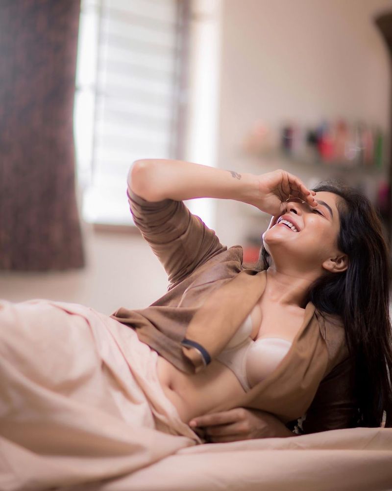 Big boss Sakshi agarwal Over Glamour Photo shoot going viral