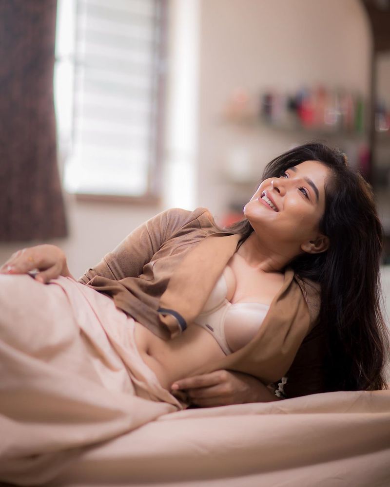 Big boss Sakshi agarwal Over Glamour Photo shoot going viral