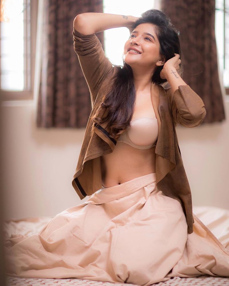Big boss Sakshi agarwal Over Glamour Photo shoot going viral