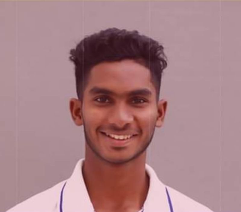 సయ్యద్ ముస్తాక్ ఆలీ టీ20 ఫైనల్ మ్యాచ్లో బరిలో దిగిన సిద్ధార్థ్... 4 ఓవర్లలో 20 పరుగులు మాత్రమే ఇచ్చి 4 వికెట్లు తీశాడు. ఫైనల్లో ‘మ్యాన్ ఆఫ్ ది మ్యాచ్’ అవార్డు గెలిచిన మనిమరన్ సిద్ధార్థ్.. ఐపీఎల్ మినీ వేలంలో మంచి రేటు దక్కించుకోవడం పక్కా...