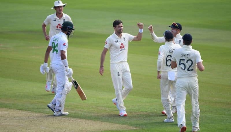 england declared first innings for 583 runs and pakistan lost 3 wickets earlier in last test