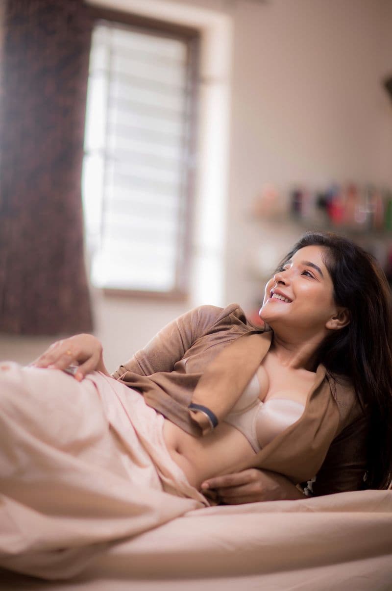 Kannada heroine sakshi agarwal who is creating heat among netizens with her bra beauty