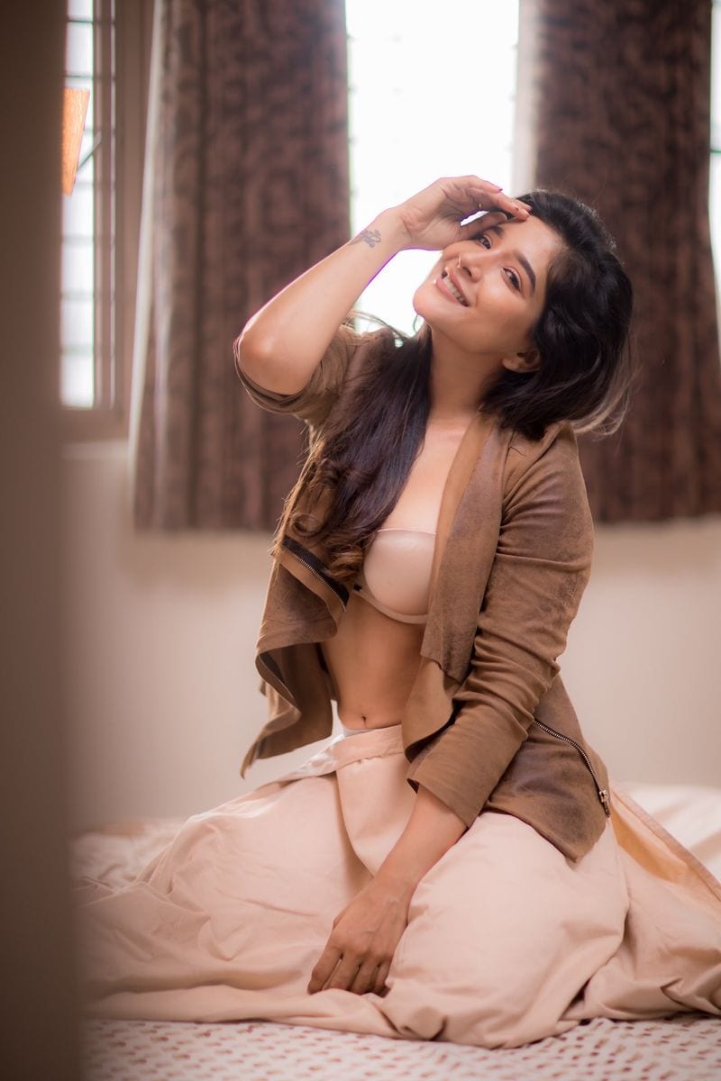 Kannada heroine sakshi agarwal who is creating heat among netizens with her bra beauty