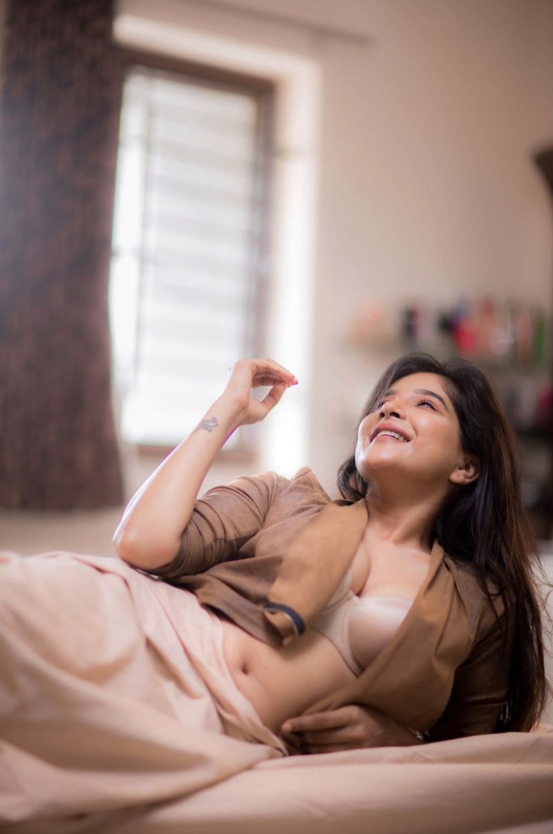 Kannada heroine sakshi agarwal who is creating heat among netizens with her bra beauty