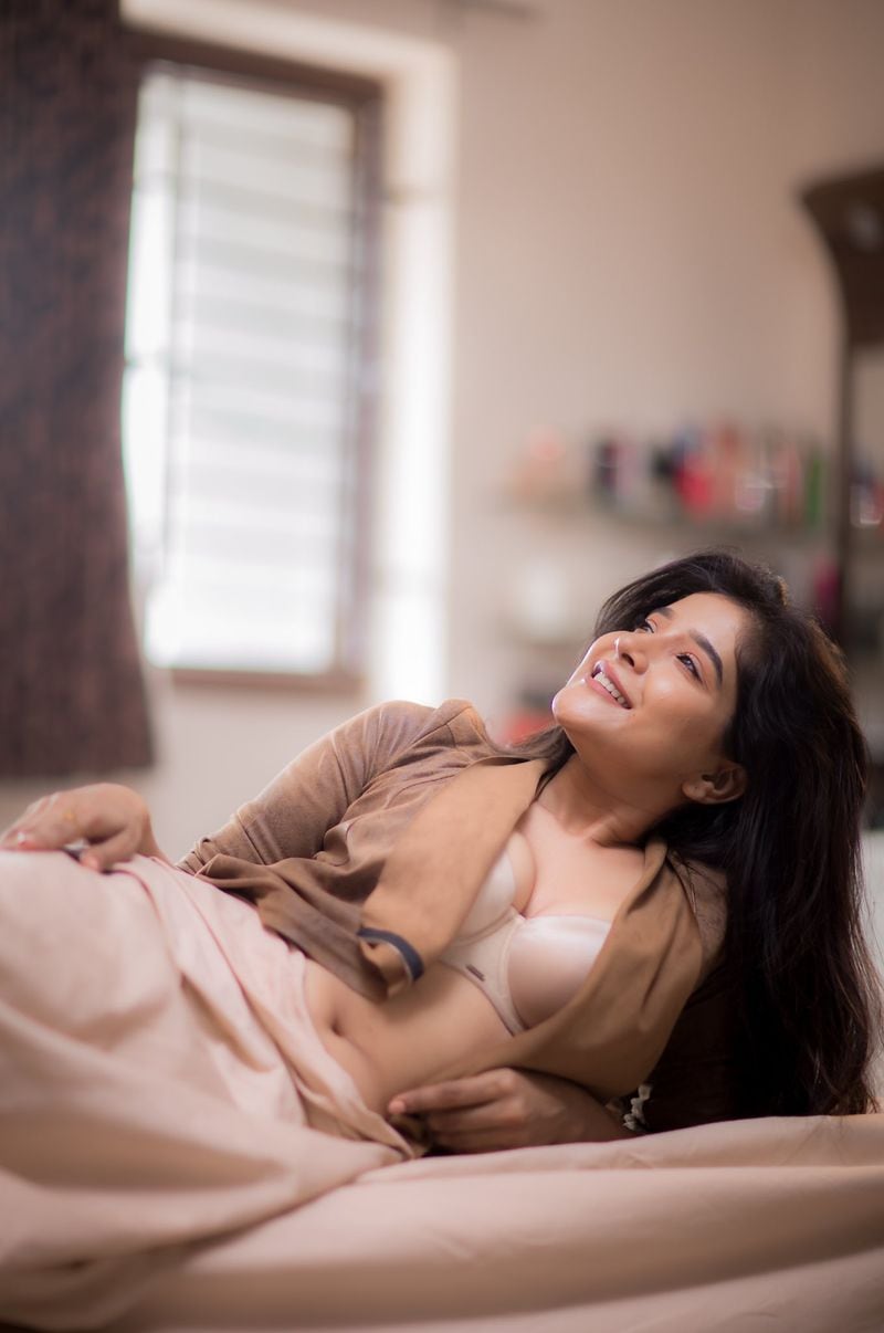 Kannada heroine sakshi agarwal who is creating heat among netizens with her bra beauty