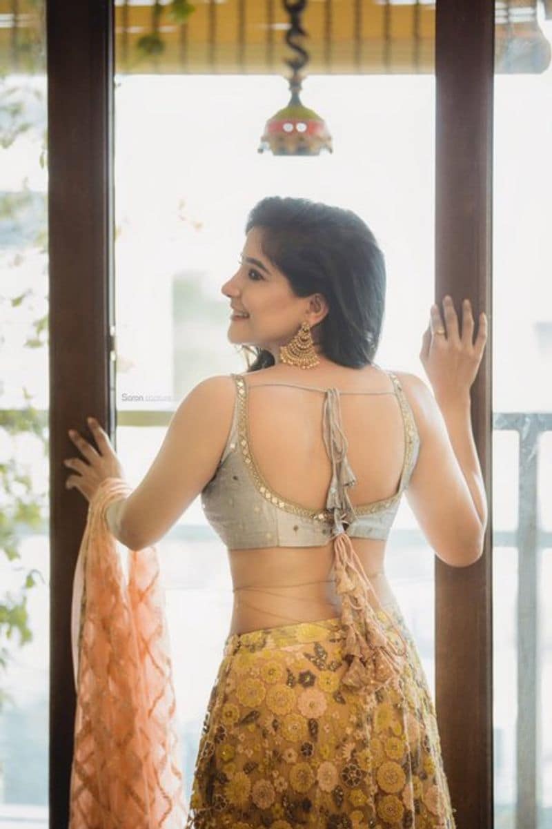 Kannada heroine sakshi agarwal who is creating heat among netizens with her bra beauty