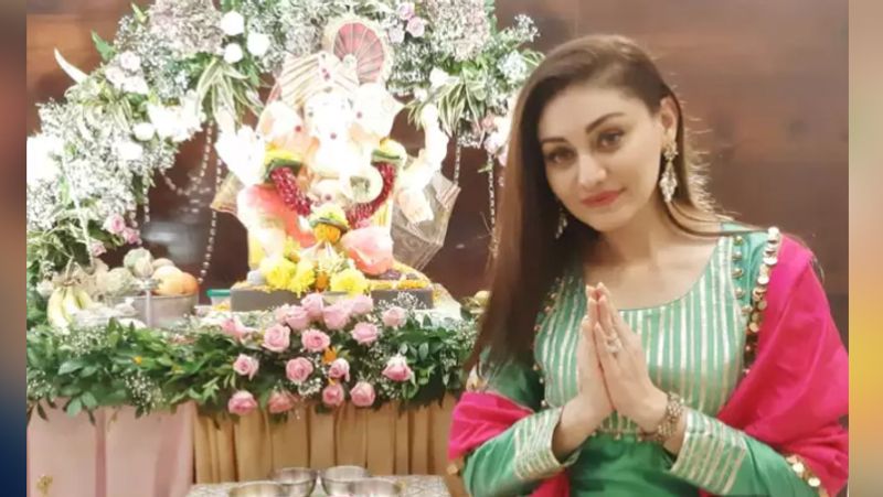 ganesh chaturthi 2020 shweta tiwari ganesh puja with daughter palak tiwari and son reyansh KPJ