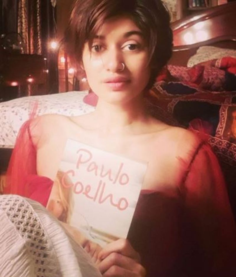 actress oviya latest beautiful photo gallery