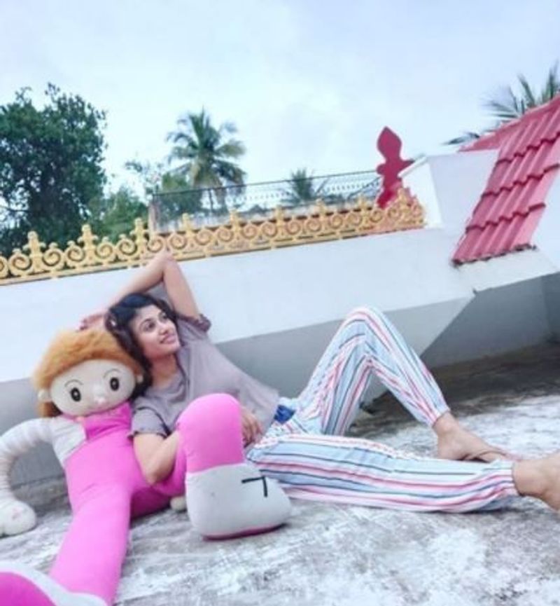 actress oviya latest beautiful photo gallery