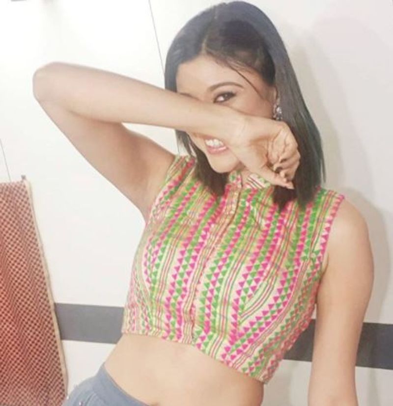 actress oviya latest beautiful photo gallery