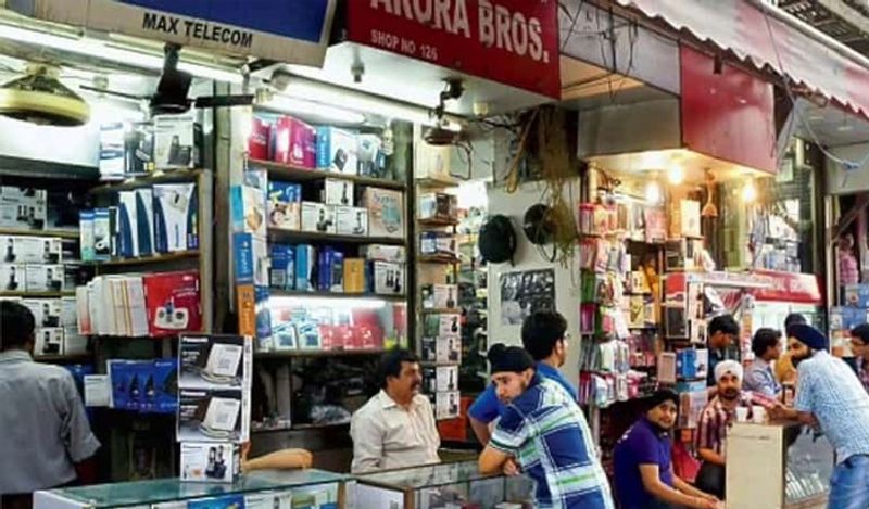 kerala electronics shop Offer Cashback of 50 thousand rupees to people who will get infected with covid 19 under 24 hours of shopping kph