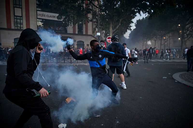 Champions League 2020 final photos Bayern Munich celebrate 1-0 win PSG fans set cars on fire apc