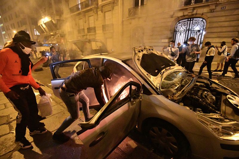 Champions League 2020 final photos Bayern Munich celebrate 1-0 win PSG fans set cars on fire apc