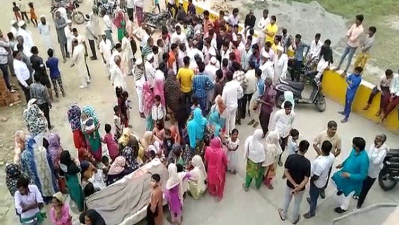 पुलिस के स्थानीय लोगों ने बताया कि मामूरा खान के मकान में ईंट की दीवारें थी। उसके ऊपर उसने छत डलवाया था। लेकिन लेंटर में सपोर्ट के लिए पिलर नहीं खड़े करवाए थे। कुछ दिन पहले हुए बारिश में दीवारें भीग चुकी थीं और कमजोर हो गईं, इसी कारण छत अचानक से गिर गया, जिससे यह हादसा हो गया है।